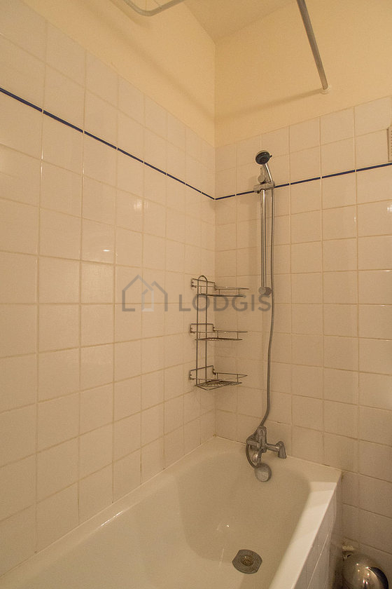 Salle de bain avec du carrelage au sol