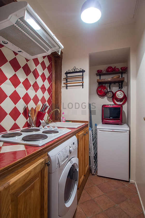 Belle cuisine avec du carrelage au sol