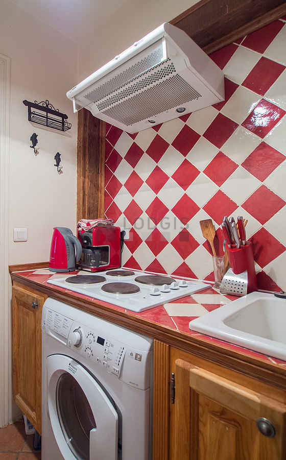 Cuisine équipée de lave linge, sèche linge, réfrigerateur, hotte