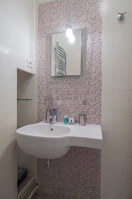 Agréable salle de bain avec du carrelage au sol