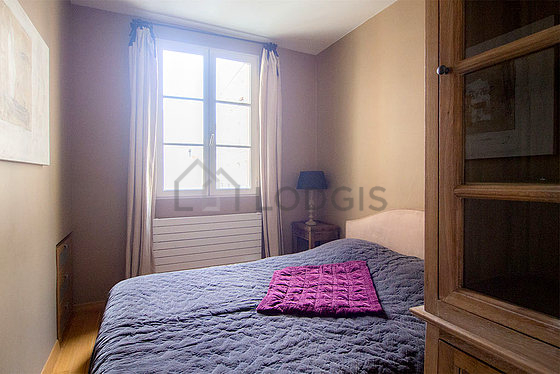 Chambre avec du parquet au sol