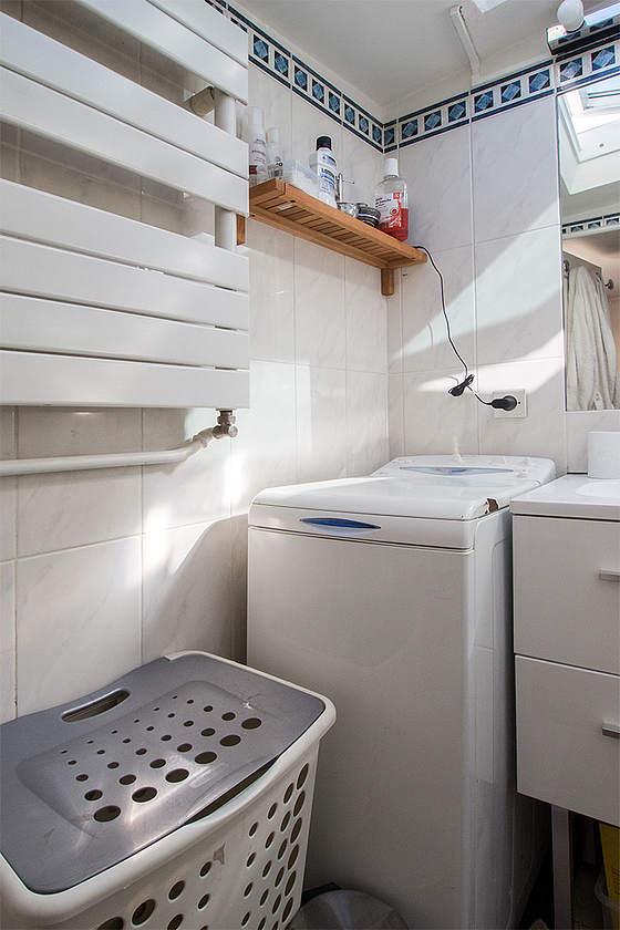 Salle de bain claire avec du carrelage au sol