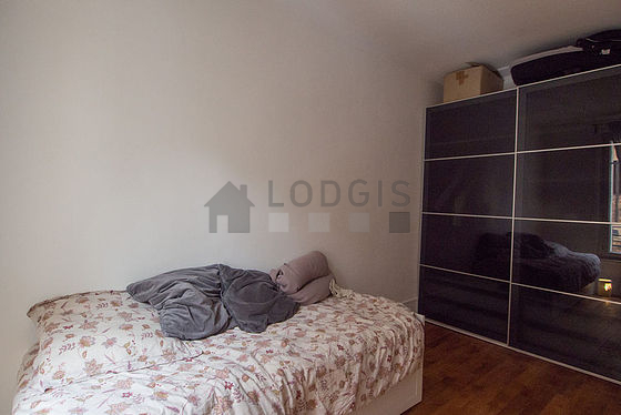 Chambre avec fenêtres double vitrage donnant sur cour