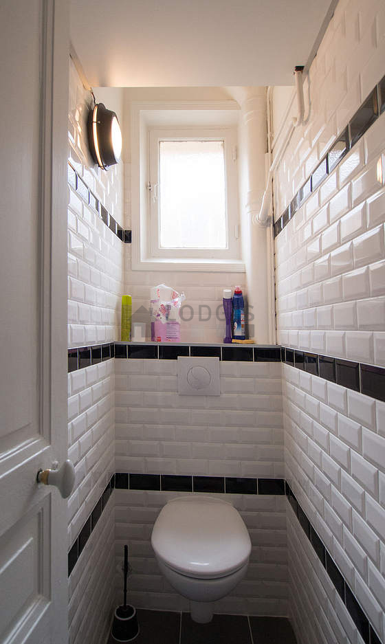 Toilettes indépendantes de la salle d'eau