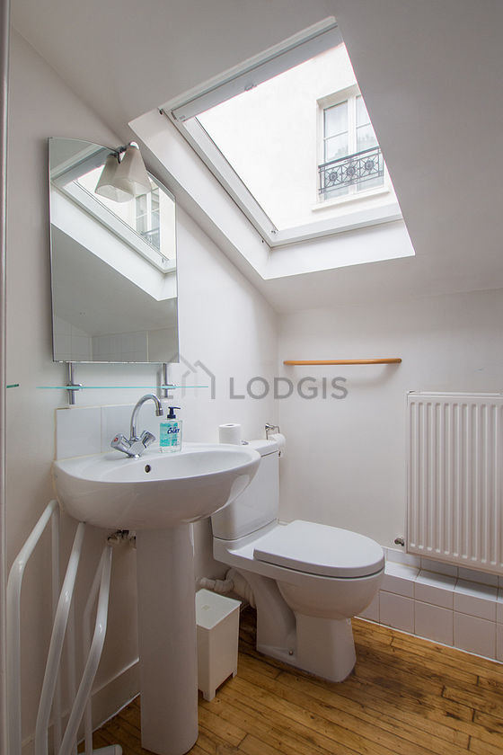Bathroom with windows and with tile floor