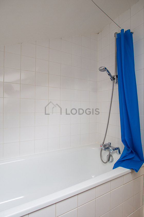 Bathroom equipped with bath towels