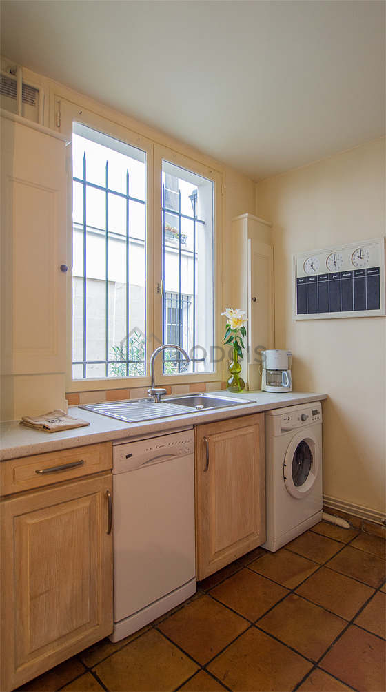 Belle cuisine avec du carrelage au sol