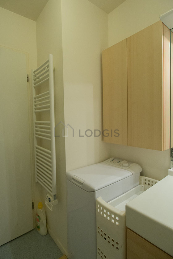 Belle salle de bain avec du linoleum au sol