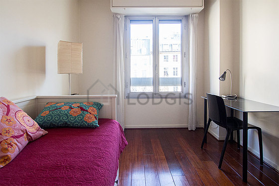 Chambre avec fenêtres double vitrage donnant sur rue