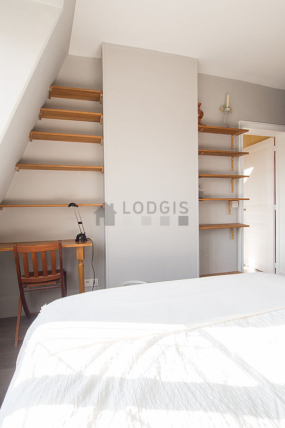 Chambre avec fenêtres double vitrage donnant sur rue