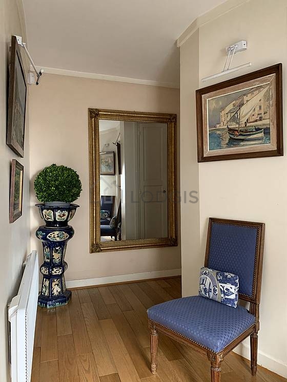 Entrée avec du parquet au sol et équipée de 2 chaise(s)