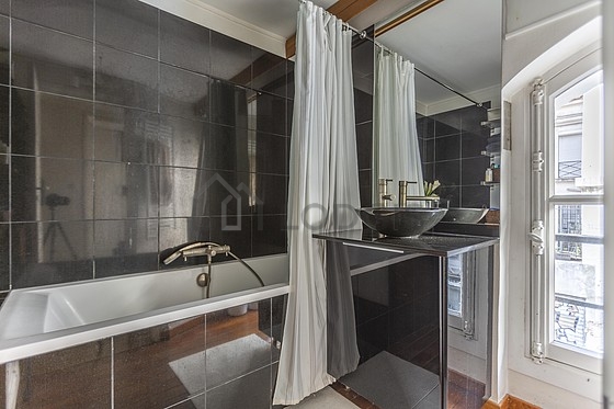 Belle salle de bain avec du carrelage au sol