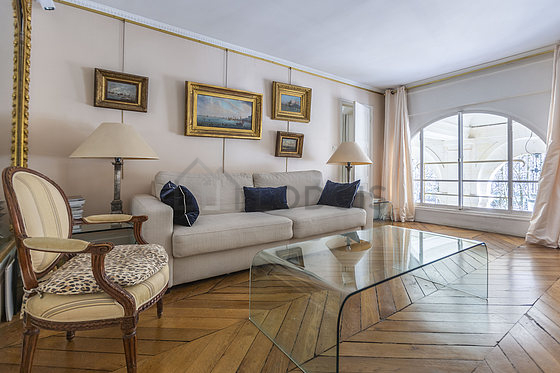 Séjour très calme équipé de 1 canapé(s) lit(s) de 140cm, chaine hifi, commode, 6 chaise(s)