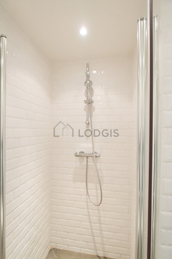 Salle de bain équipée de etagère