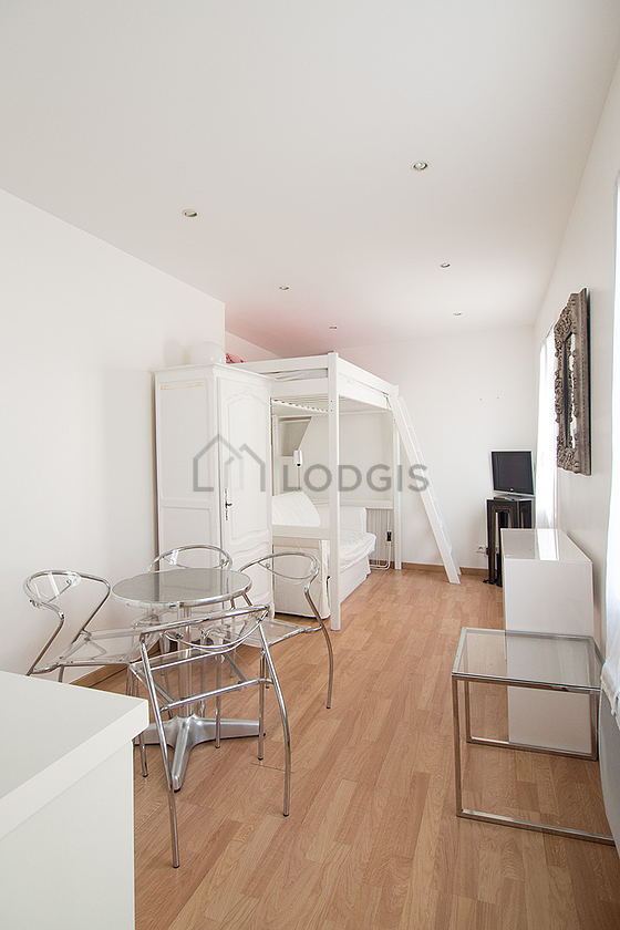 Very quiet living room furnished with 1 sofabed(s) of 120cm, 1 loft bed(s) of 140cm, tv, wardrobe