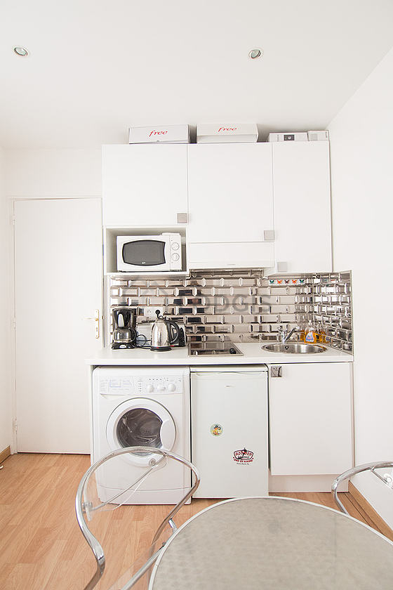 Cuisine équipée de lave linge, réfrigerateur, freezer, hotte