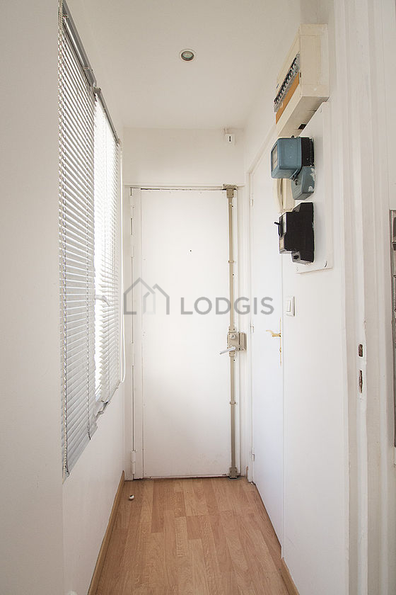 Belle entrée avec du parquet au sol