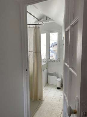 Salle de bain claire avec fenêtres double vitrage et du carrelageau sol