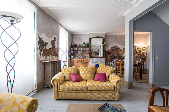 Salon avec du parquet au sol