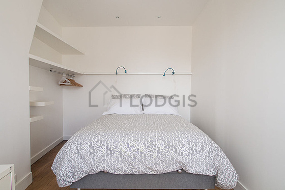 Chambre avec du parquet au sol