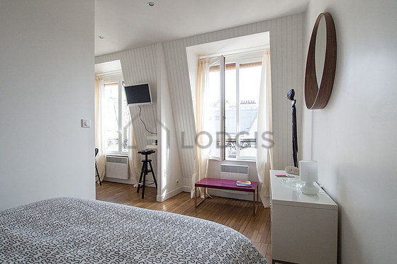 Chambre avec fenêtres double vitrage donnant sur cour