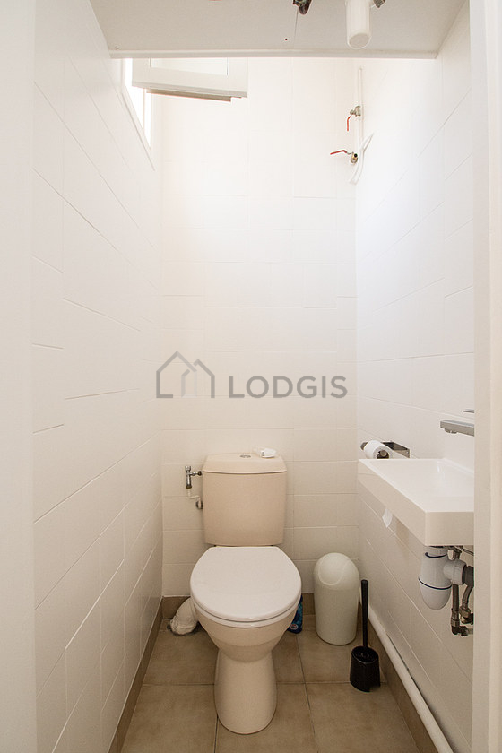 Toilettes indépendantes de la salle d'eau