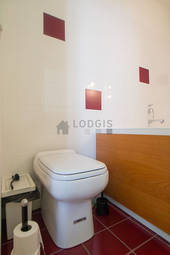 Beautiful and bright bathroom with tile floor