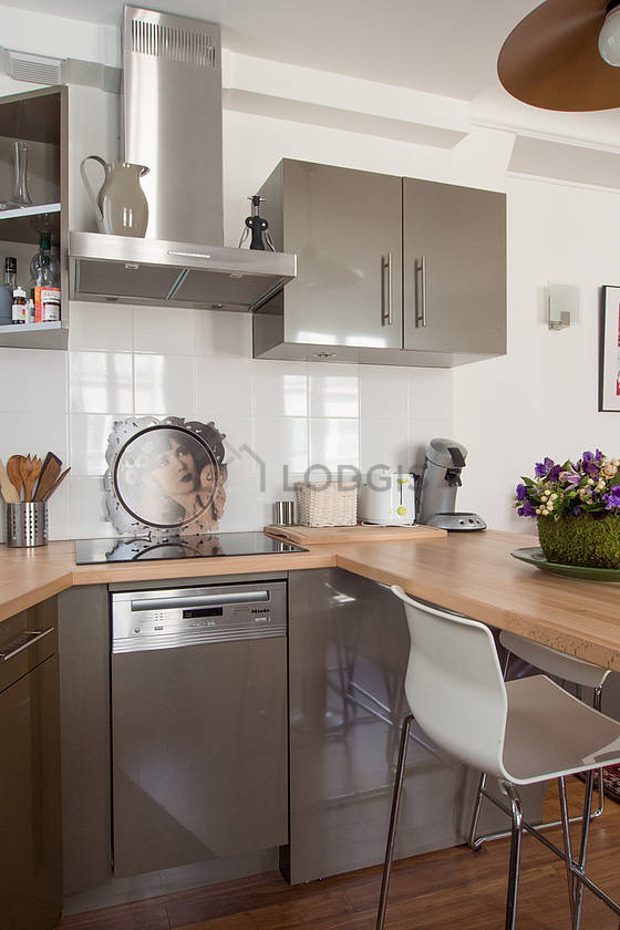 Kitchen where you can have dinner for 3 person(s) equipped with dishwasher, hob, refrigerator, extractor hood