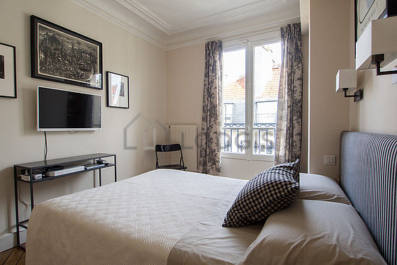 Chambre avec du parquet au sol