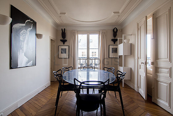 Superbe salle à manger avec du parquet au sol pouvant accueillir jusqu'à 6 convives