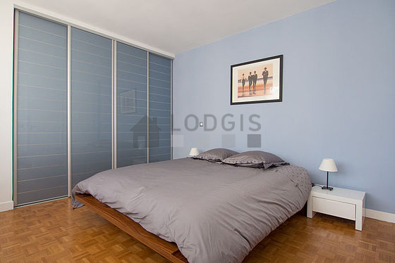 Chambre avec fenêtres double vitrage donnant sur cour