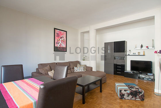Grand salon de 25m² avec du parquet au sol