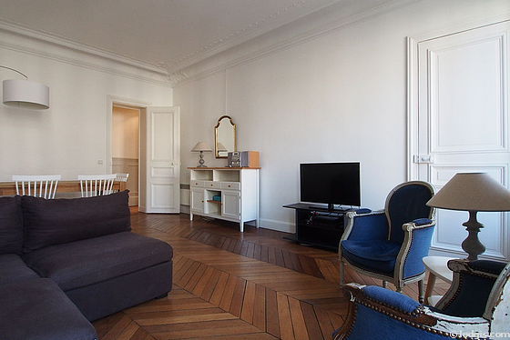 Large living room of 25m² with wooden floor