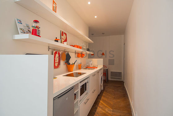 Belle cuisine avec du parquet au sol