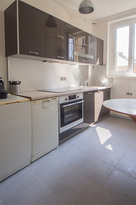 Belle cuisine avec du carrelage au sol