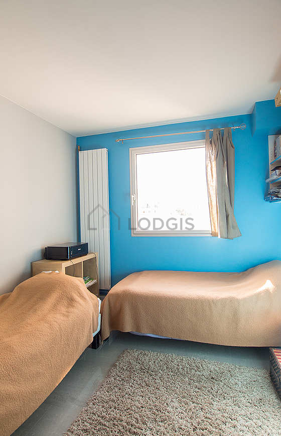 Chambre avec fenêtres double vitrage donnant sur rue