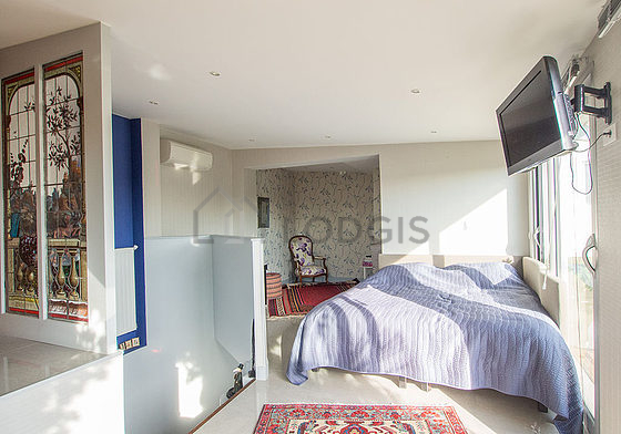 Chambre avec du marbre au sol