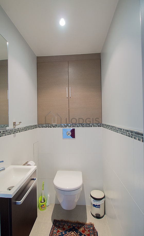 Toilettes indépendantes de la salle d'eau