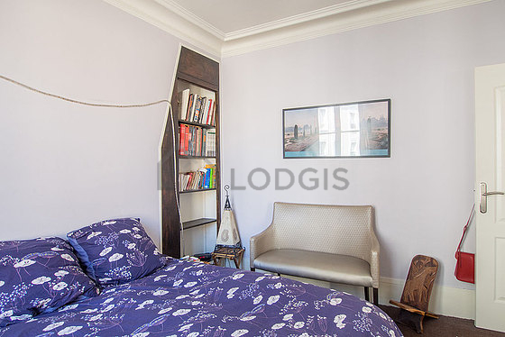 Chambre avec fenêtres double vitrage donnant sur rue