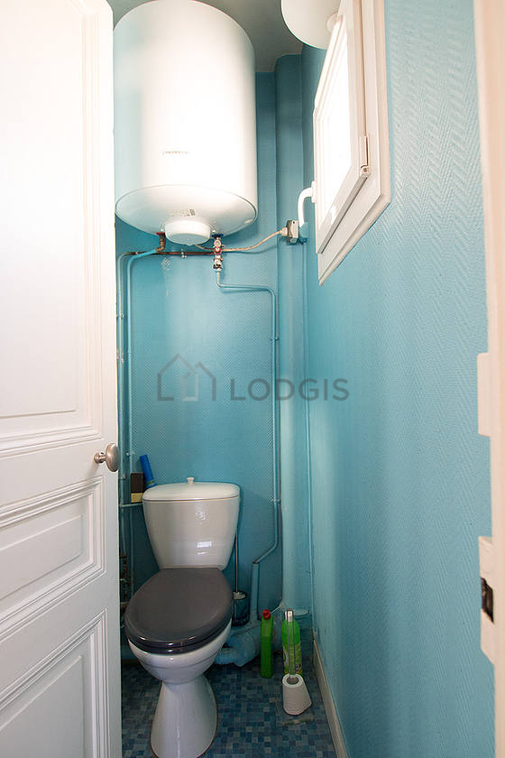 Toilettes indépendantes de la salle d'eau