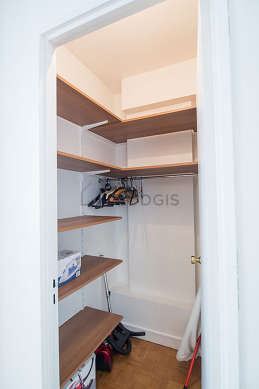 Dressing-room serviced with : shelves