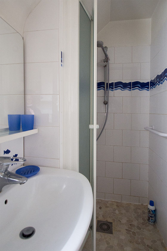 Salle de bain équipée de serviettes de bain