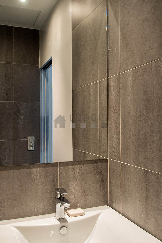 Salle de bain équipée de serviettes de bain