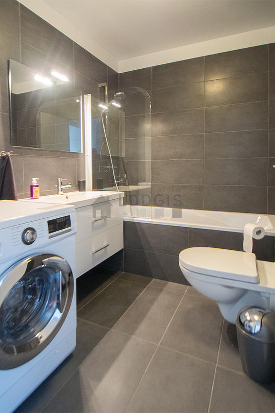 Belle salle de bain claire avec du carrelage au sol
