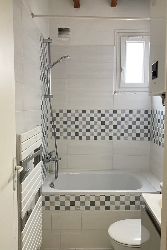 Beautiful and bright bathroom with tile floor