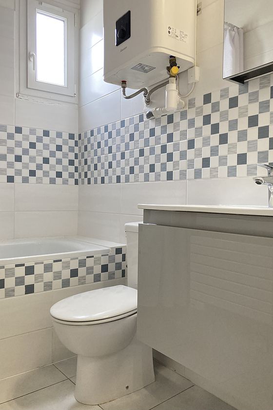 Bathroom equipped with bath towels