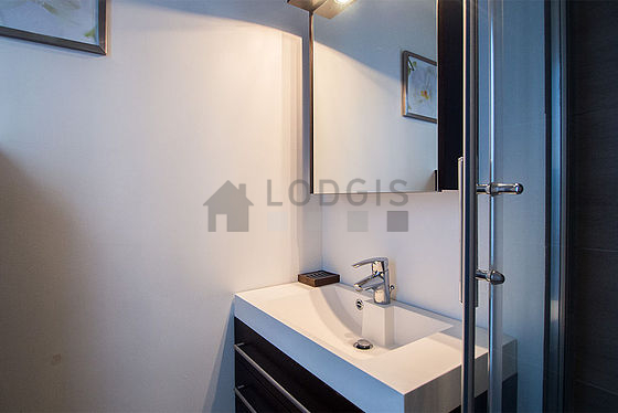 Bathroom equipped with bath towels