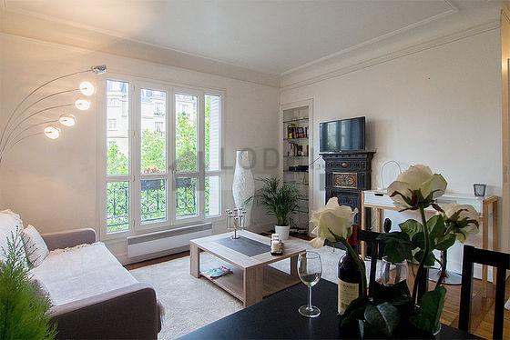 Grand salon de 22m² avec du parquet au sol