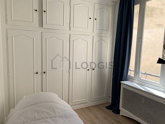 Chambre avec fenêtres donnant sur cour