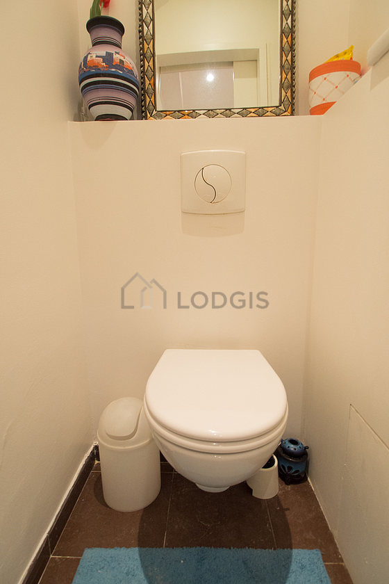 Toilettes indépendantes de la salle d'eau